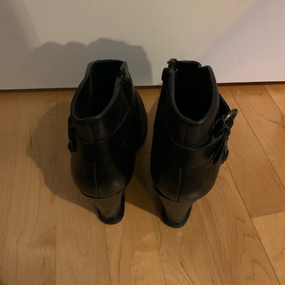 Me Too Women's Breanna Ankle Boots Black Wedge Heel Side Zip Buckle Leather 8 - Picture 4 of 8